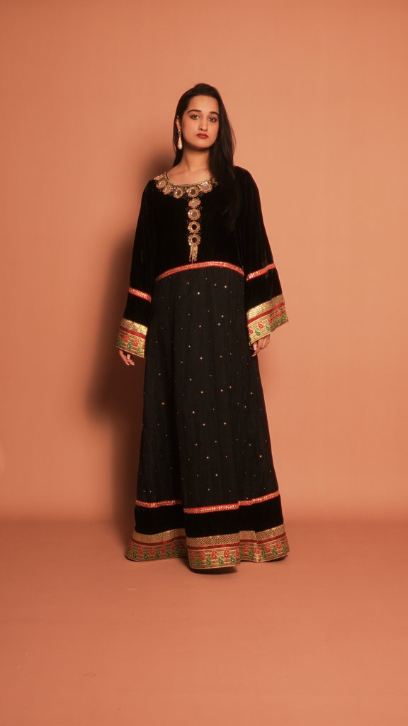 Luxury Black Velvet Jalabiya for Women – Embroidered Neckline & Cuffs (XS)