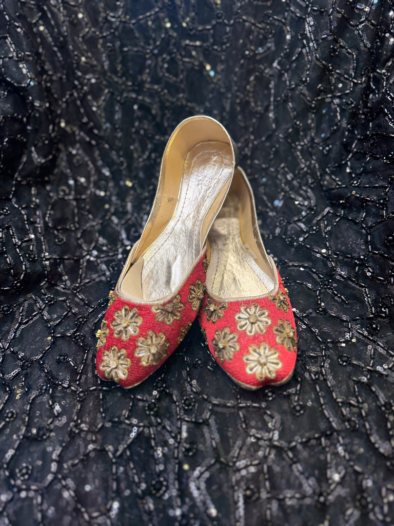 Handcrafted Floral Embroidered Khussa – Traditional Festive Slip-On Flats (Red, 6)