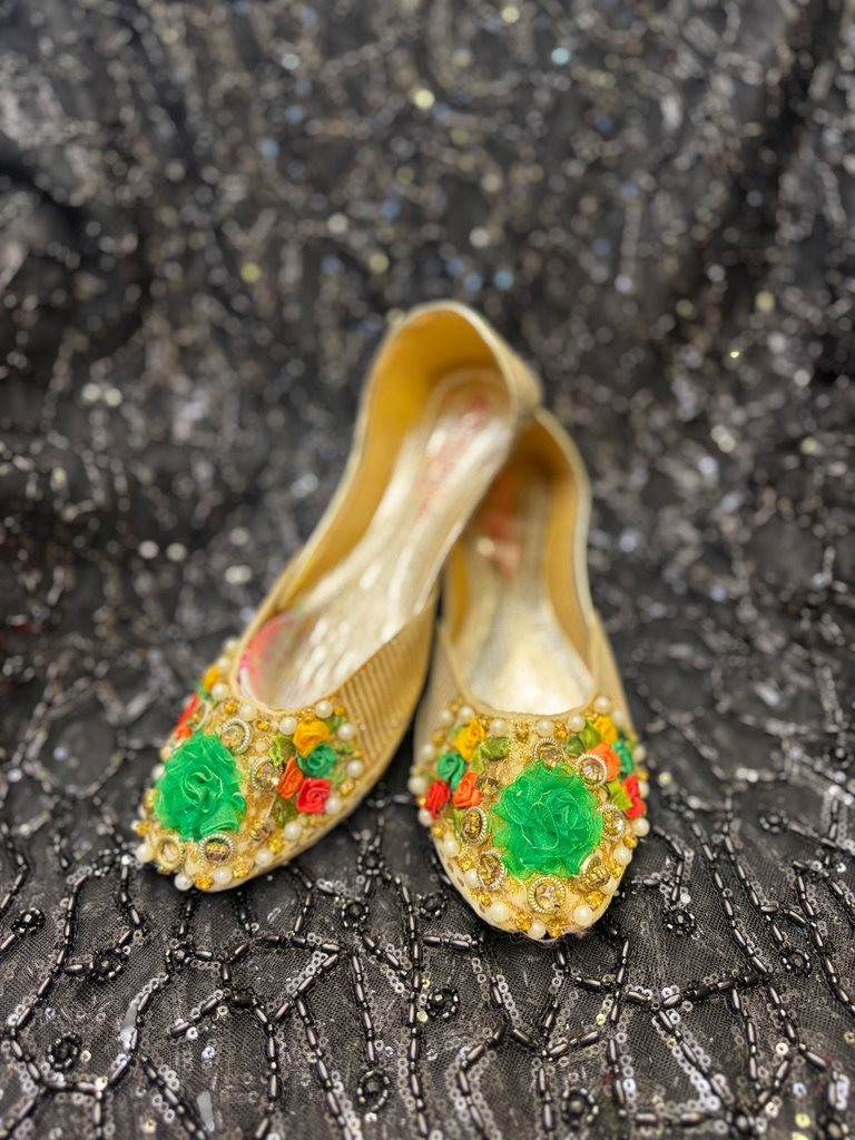 Handcrafted Floral Embellished Jutti Khussa Mojri – Traditional Festive Slip-On Flats