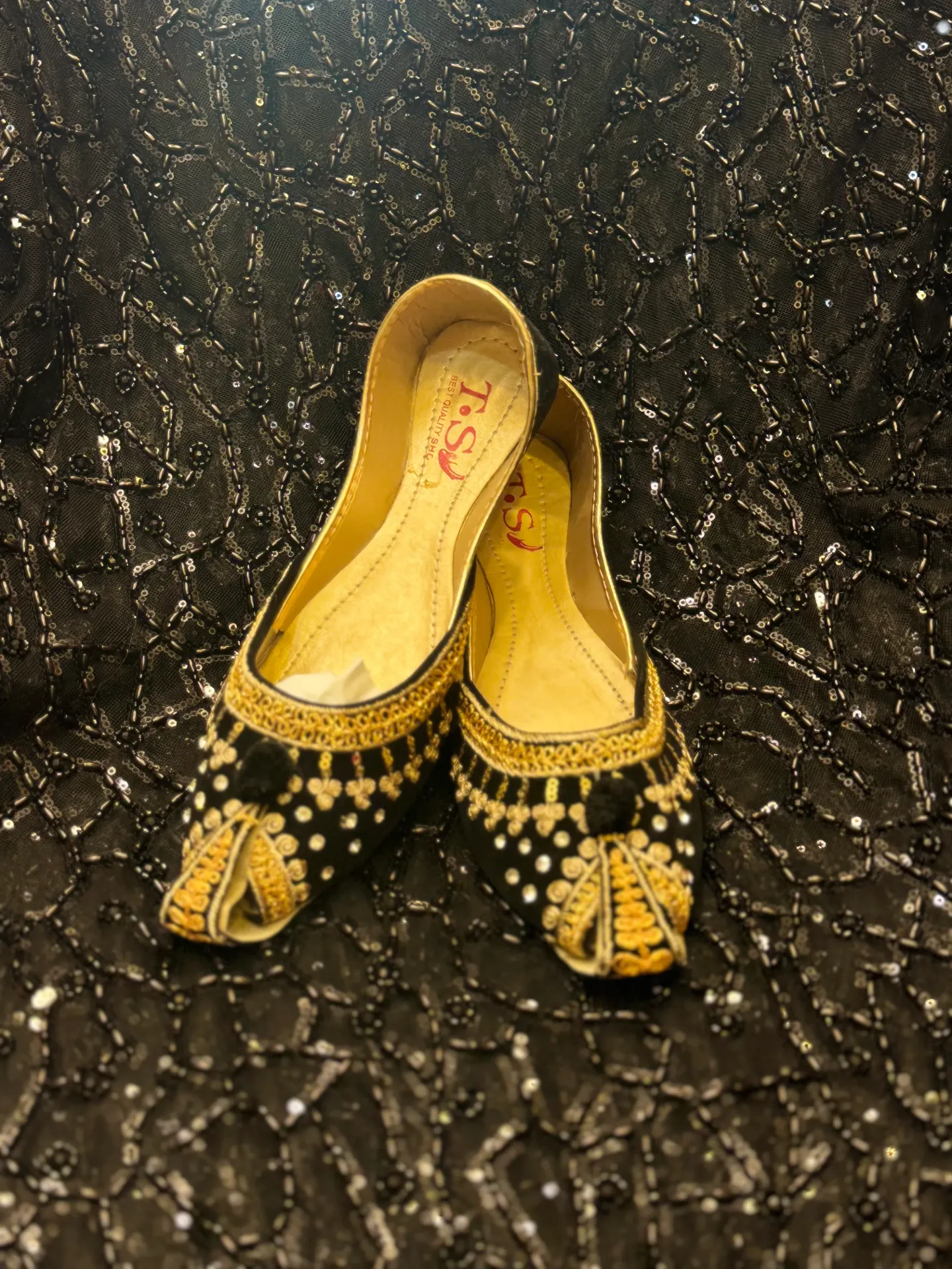 [K077] Handcrafted Mirror Embroidered Jutti Khussa Mojri – Traditional Festive Ethnic Flats (Black, 6)