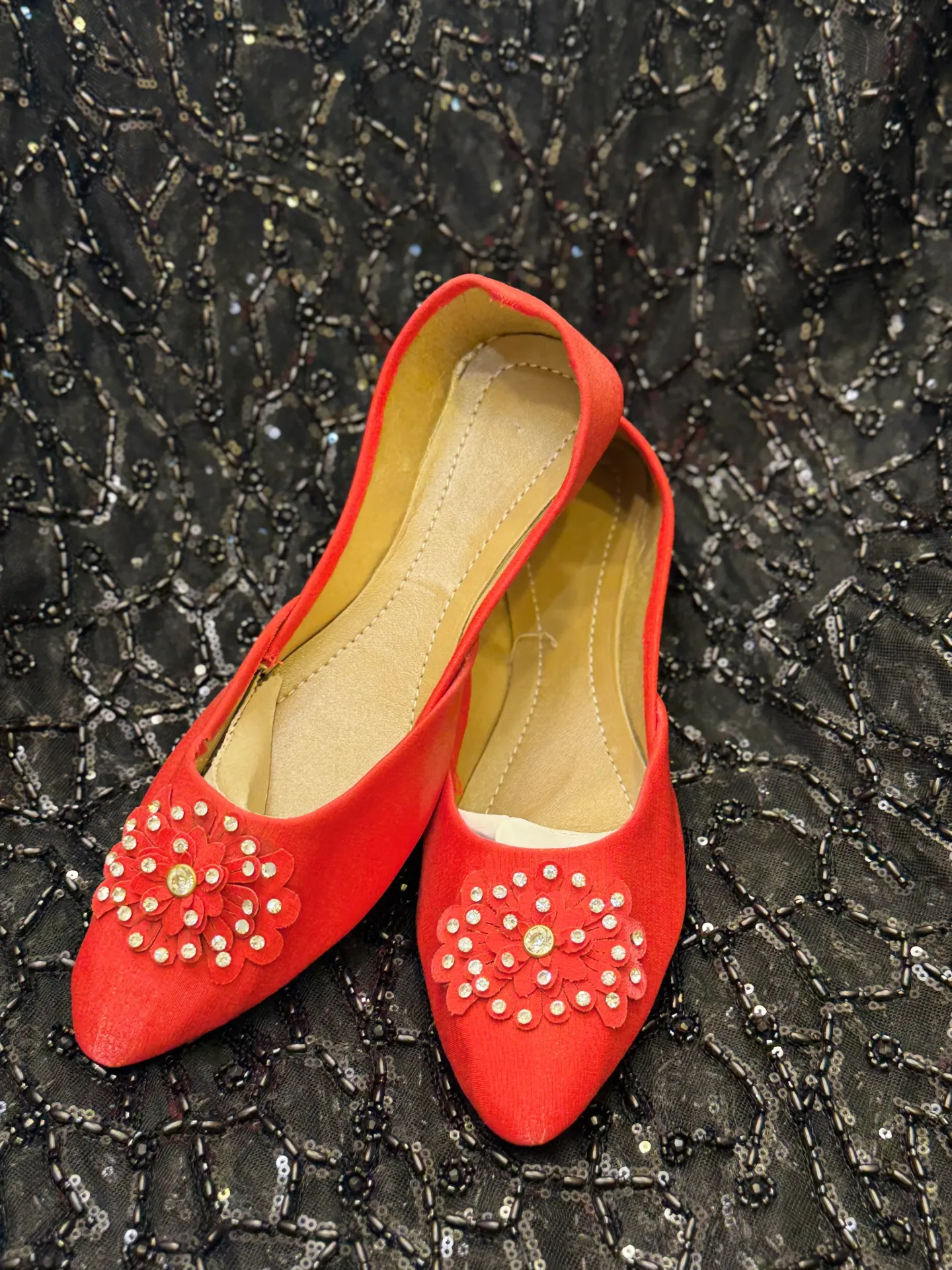 Handcrafted Floral Embellished Jutti Khussa Mojri – Elegant Traditional Ethnic Flats